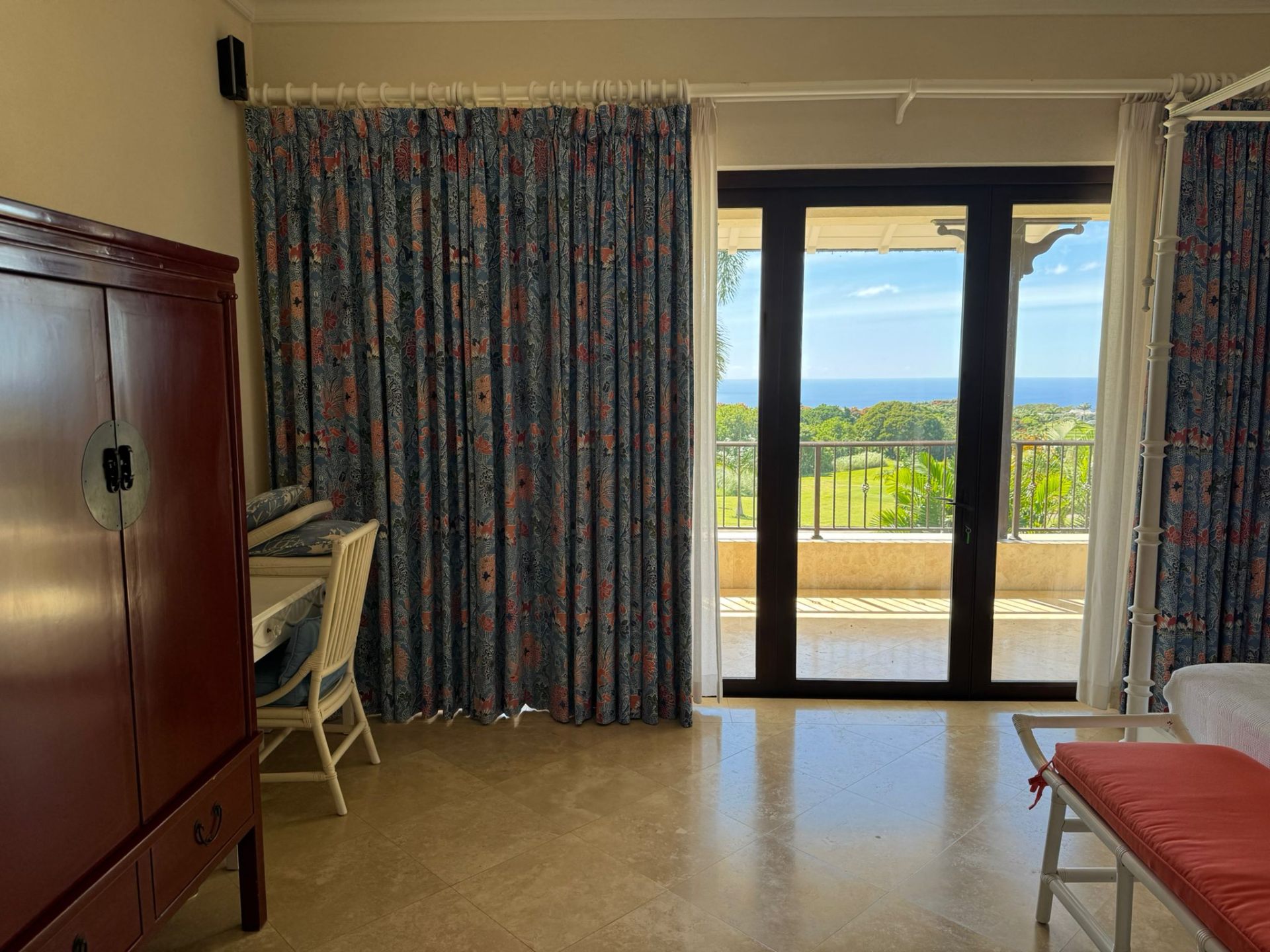 Bedroom with balcony and sea view