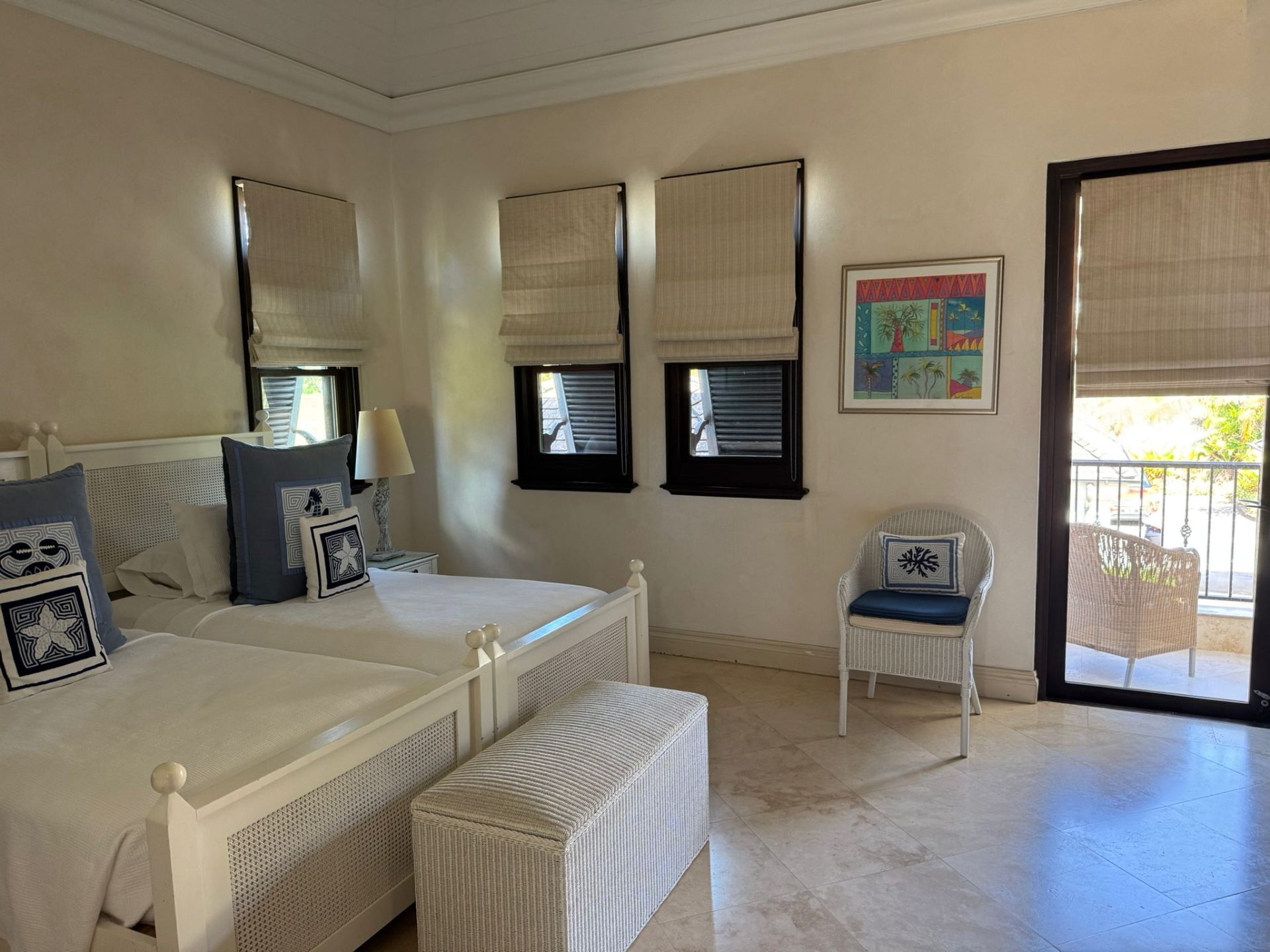 Twin bedroom with tropical decor